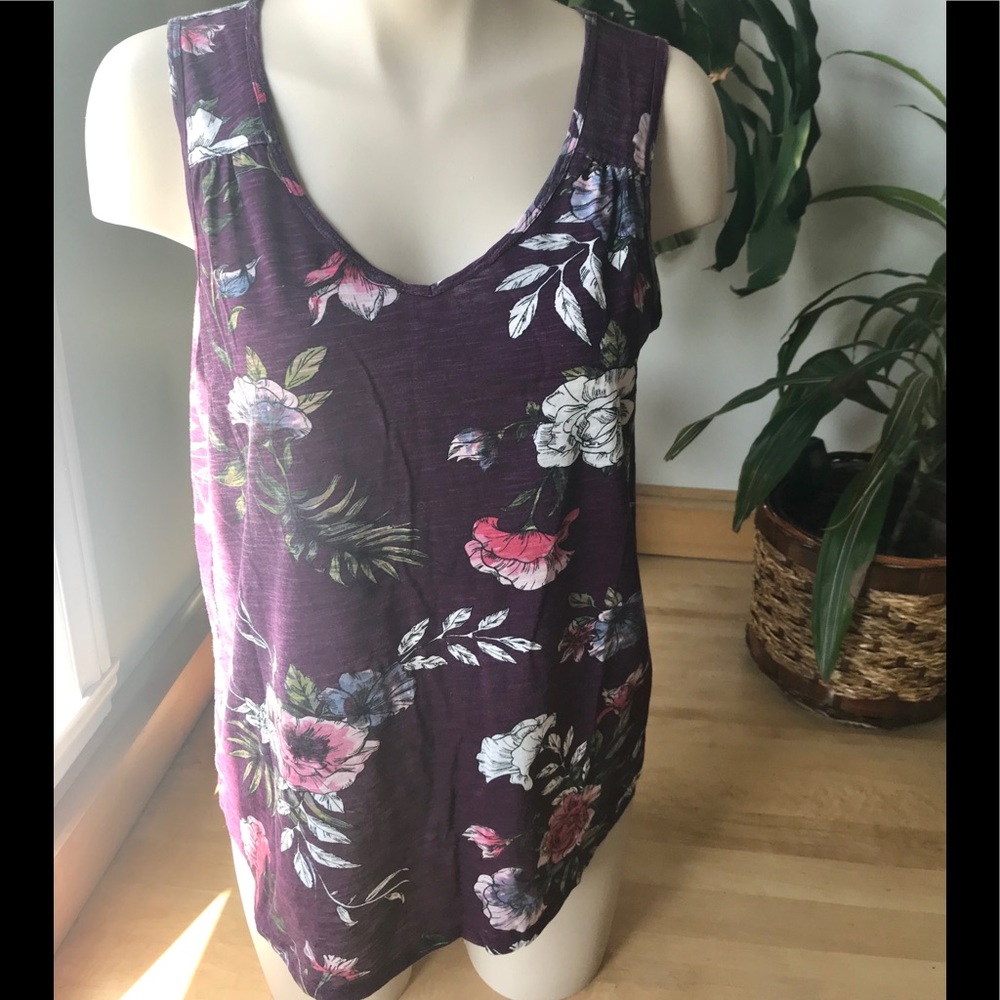🍄 2/12$  M - Reitmans purple and flowers tank top.